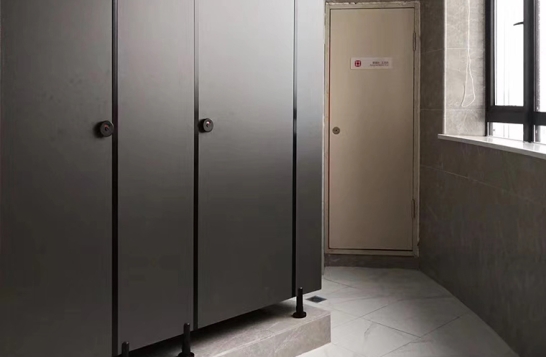 公共衛(wèi)生間隔斷板什么材質(zhì)好？