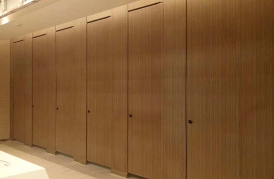 保障隱私與安全，探秘公共衛(wèi)生間中的衛(wèi)生間隔斷